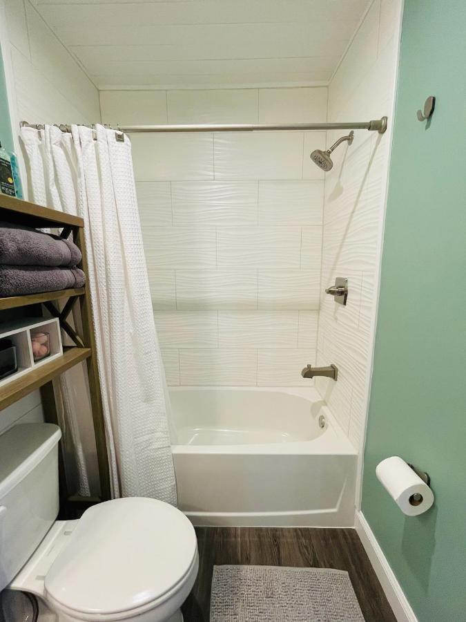 Coastal Chic Suite With Kitchenette And Private Entrance St. Petersburg Eksteriør bilde